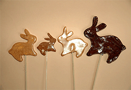 vier Keramik-Hasen für die Tischdekoration